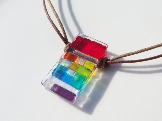 光る香る虹色ガラス『かおる【オーロラ】【虹】』アロマペンダント【紐の色、長さ選べます】【太チェーン選べます】≪送料無料≫